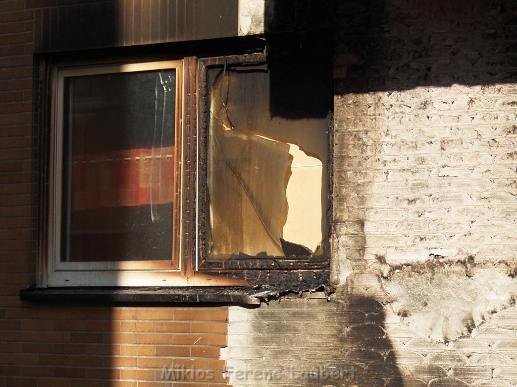 Sperrmuell Brand mit Uebergriff der Flammen auf Wohnhaus 13.JPG